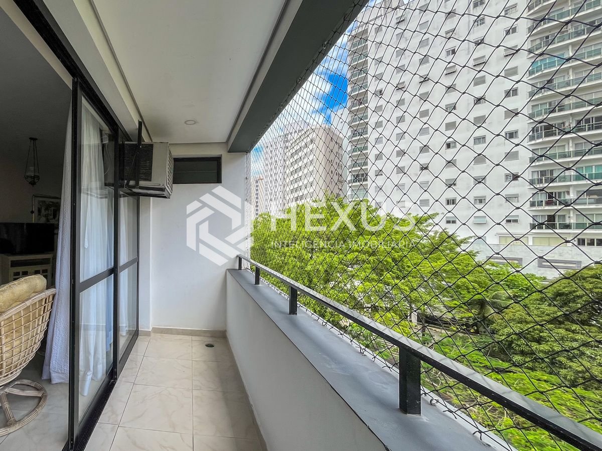 Foto 3 de Apartamento com varanda a duas quadras da Praia das Pitangueiras, Guaruja
