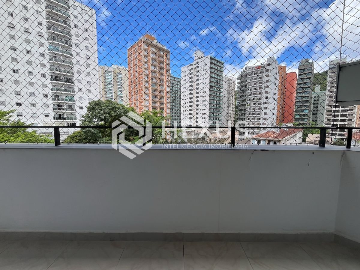 Foto 4 de Apartamento com varanda a duas quadras da Praia das Pitangueiras, Guaruja