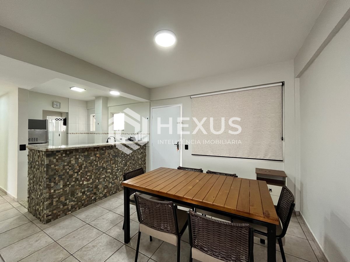 Foto 4 de Apartamento reformado com varanda na Praia da Enseada à venda, Guarujá-SP.