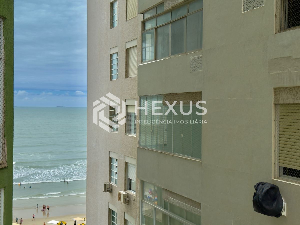 Foto 5 de Apartamento frente mar com varanda na Praia das Pitangueiras, Guaruja