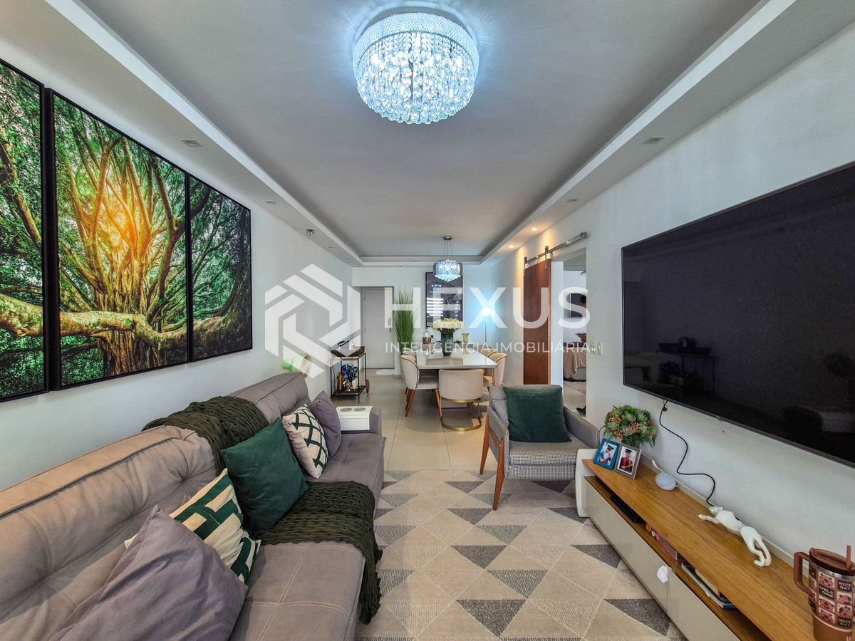 Foto 2 de Apartamento reformado com varanda e lazer na Praia das Pitangueiras, Guaruja