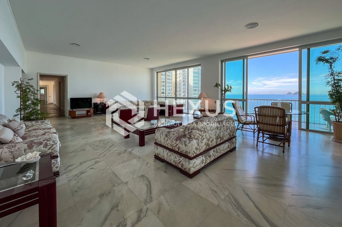 Foto 3 de Apartamento frente mar com varanda na Praia das Pitangueiras, Guaruja