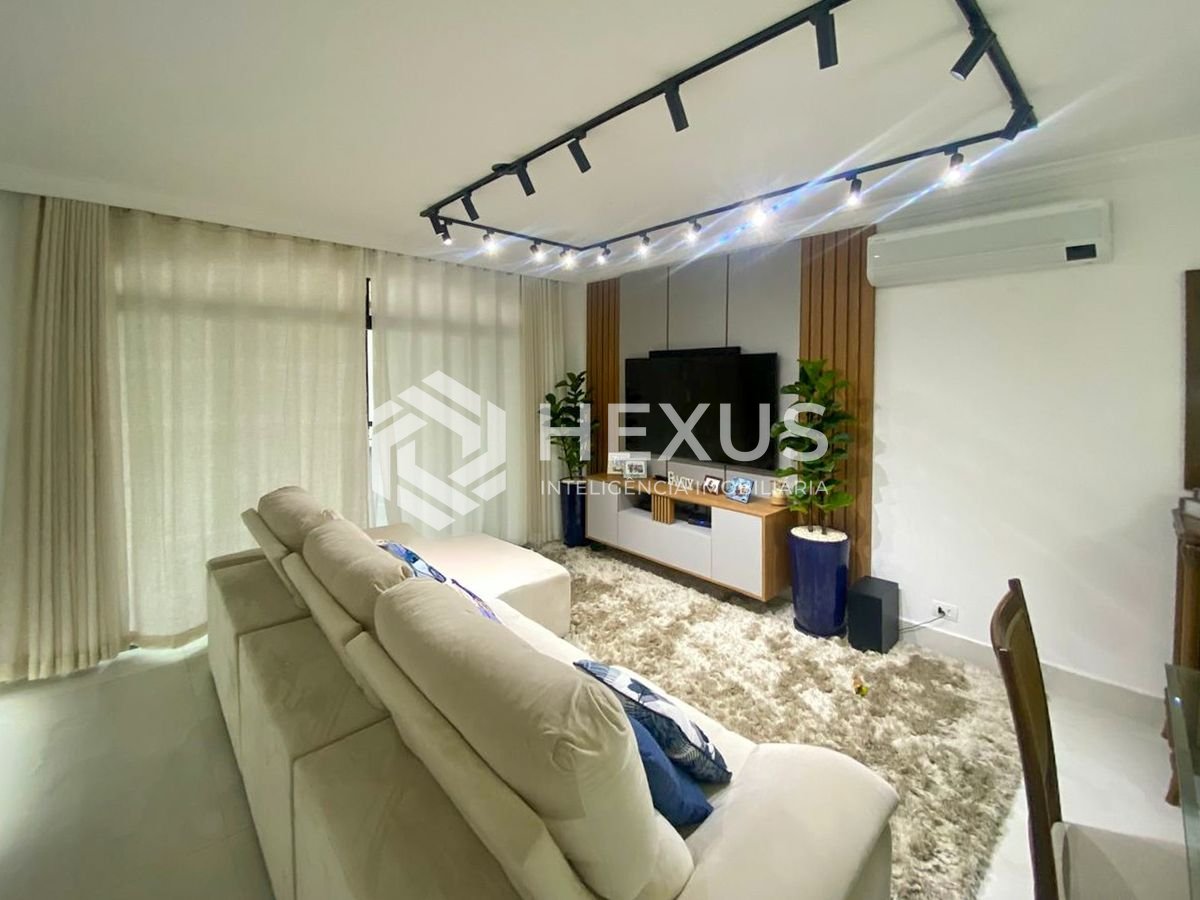Foto 2 de Apartamento reformado com varanda vista mar na beira mar da Praia das Pitangueiras, Guaruja