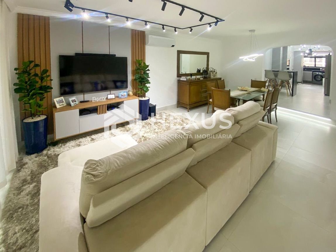 Foto 4 de Apartamento reformado com varanda vista mar na beira mar da Praia das Pitangueiras, Guaruja