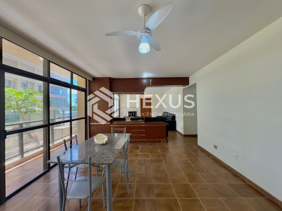 Foto 4 de Apartamento frente mar com varanda na Praia das Pitangueiras, Guaruja
