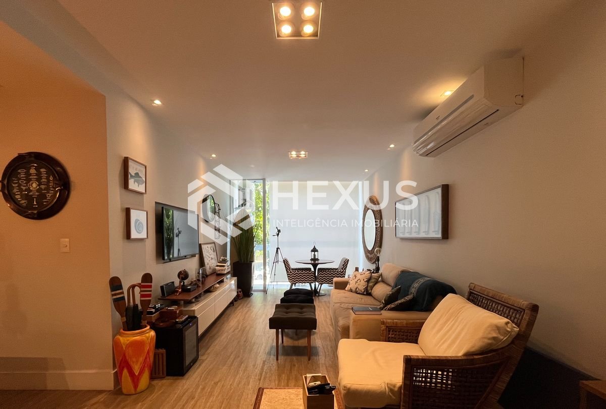 Foto 2 de Apartamento reformado frente mar com varanda na Praia das Pitangueiras, Guaruja