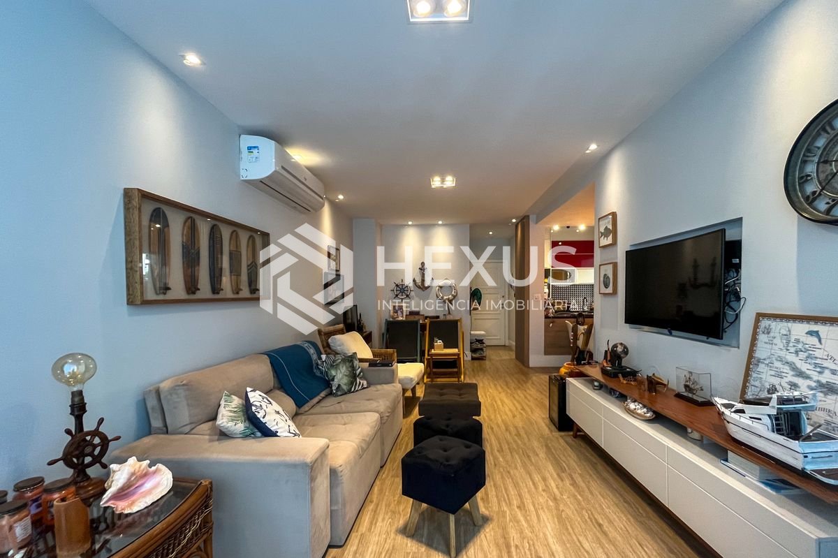 Foto 3 de Apartamento reformado frente mar com varanda na Praia das Pitangueiras, Guaruja