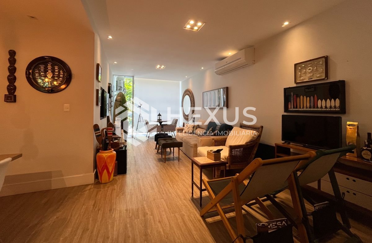 Foto 4 de Apartamento reformado frente mar com varanda na Praia das Pitangueiras, Guaruja