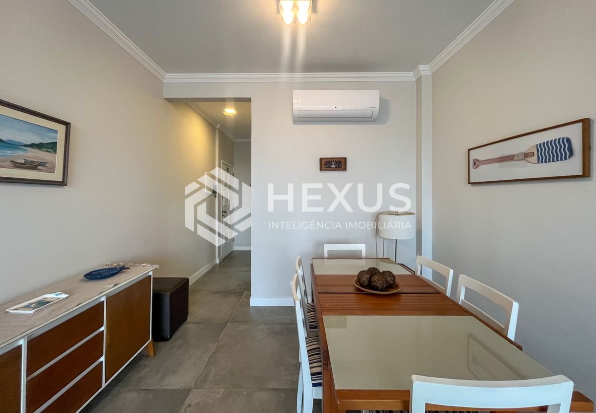 Foto 3 de Apartamento reformado frente mar com varanda na Praia das Pitangueiras, Guaruja