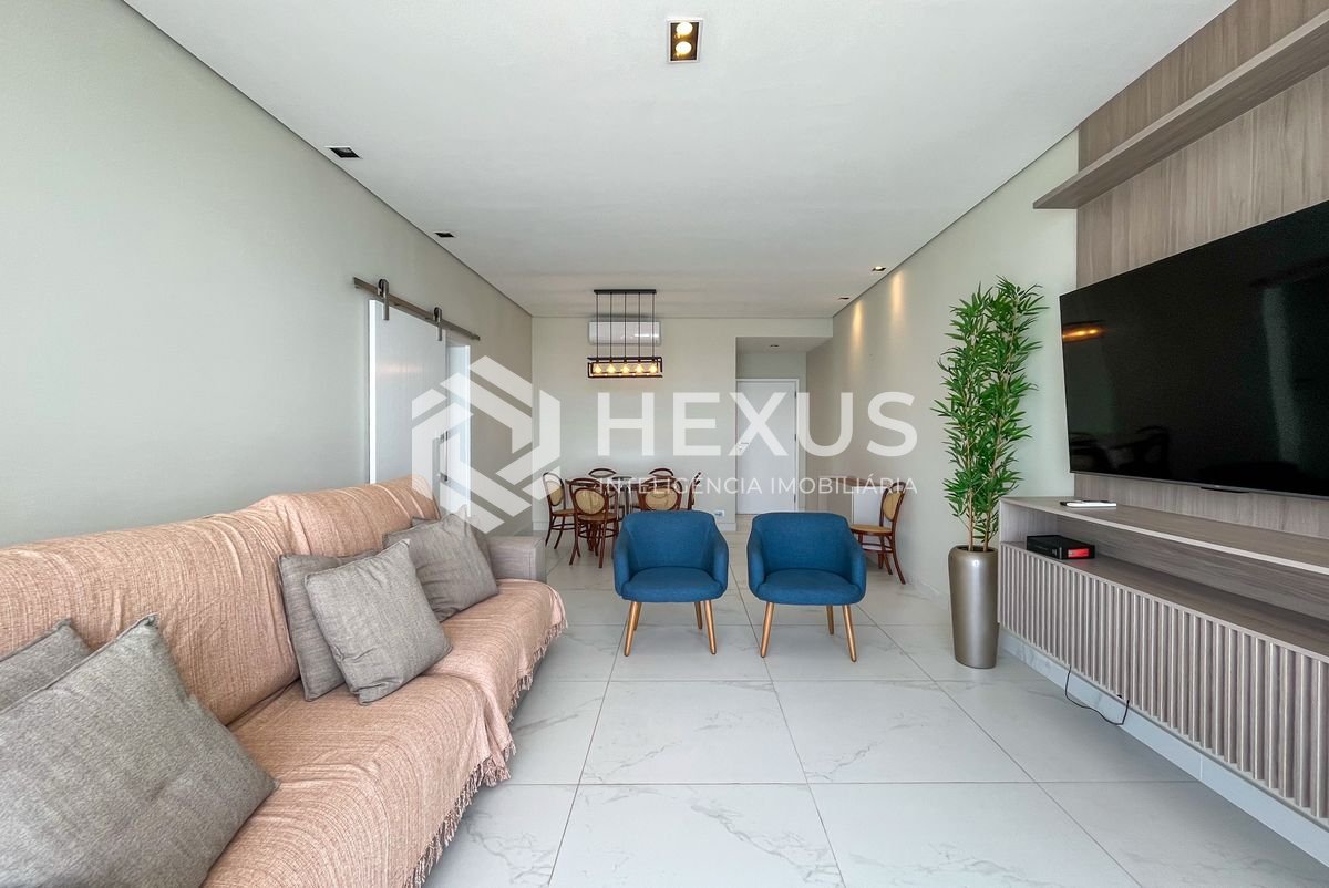 Foto 3 de Apartamento reformado frente mar com varanda na Praia das Pitangueiras, Guaruja