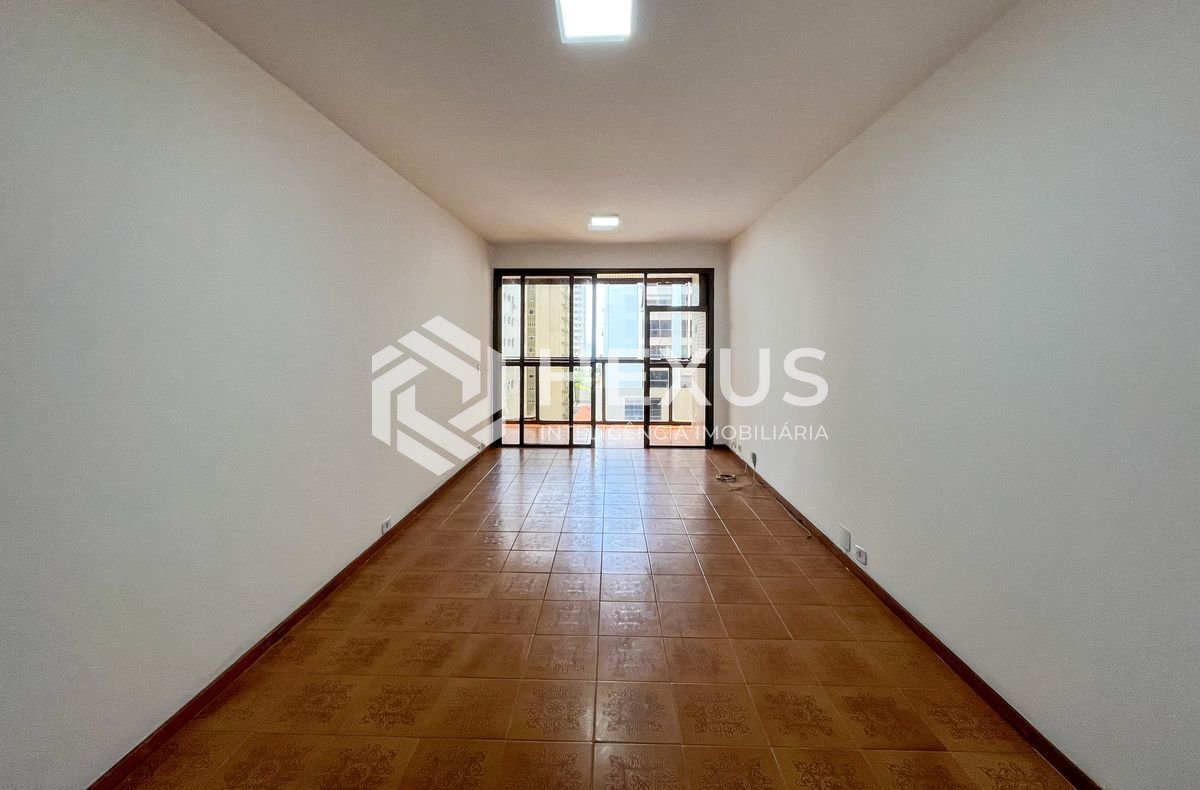 Foto 3 de Apartamento com varanda vista mar a duas quadras da Praia das Pitangueiras, Guaruja