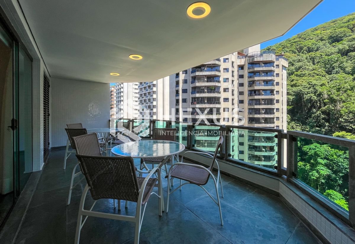 Foto 2 de Apartamento com varanda e lazer na Praia das Pitangueiras, Guaruja