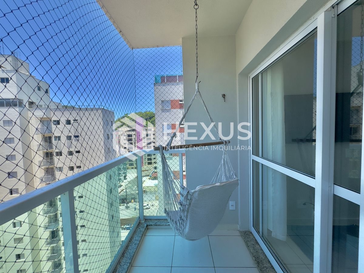 Foto 3 de Apartamento reformado com varanda e lazer na Praia da Enseada, Guaruja