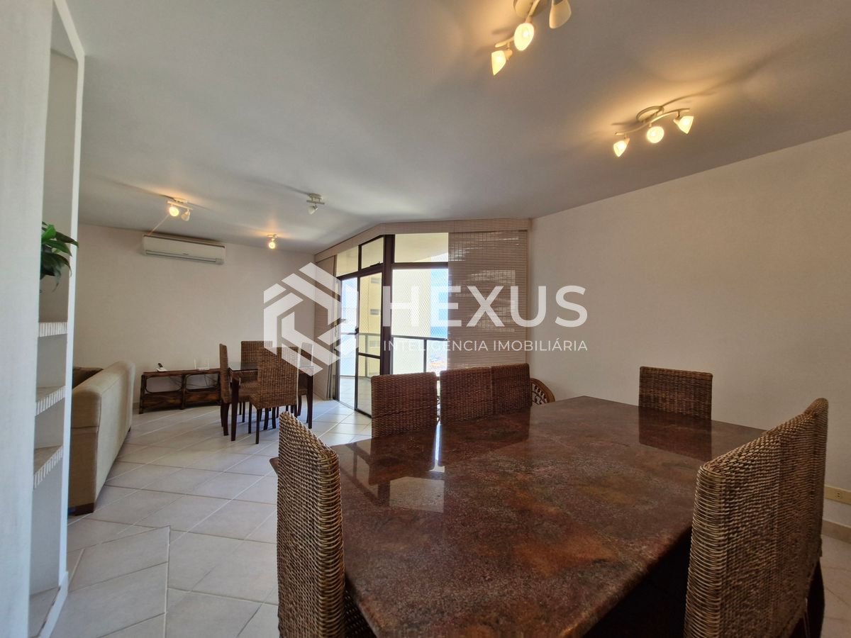 Foto 4 de Apartamento reformado frente mar com varanda e lazer na Praia das Pitangueiras, Guaruja