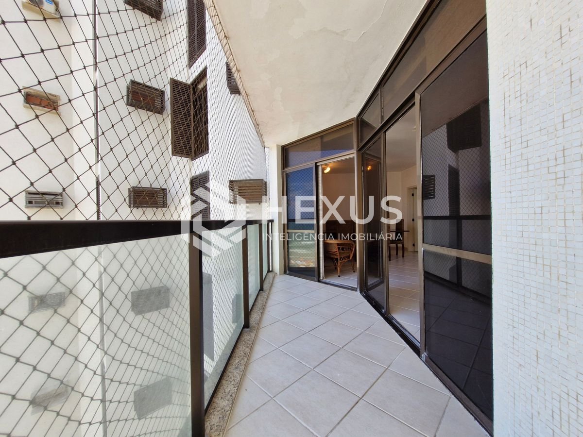 Foto 5 de Apartamento reformado frente mar com varanda e lazer na Praia das Pitangueiras, Guaruja