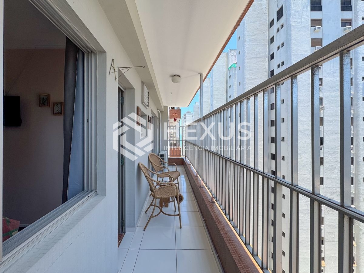 Foto 2 de Apartamento com varanda e vista mar na Praia das Pitangueiras, Guaruja