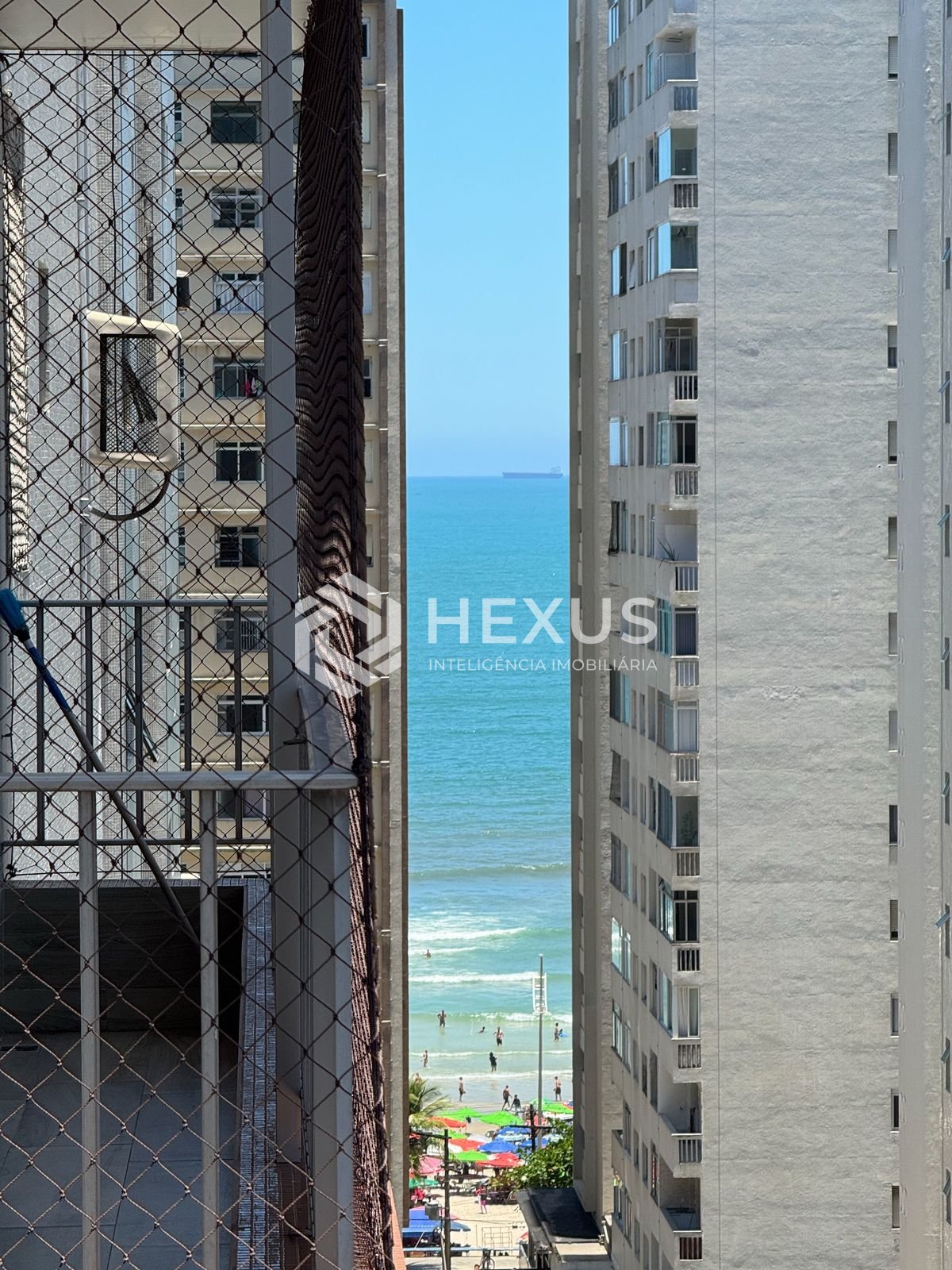 Foto 3 de Apartamento com varanda e vista mar na Praia das Pitangueiras, Guaruja