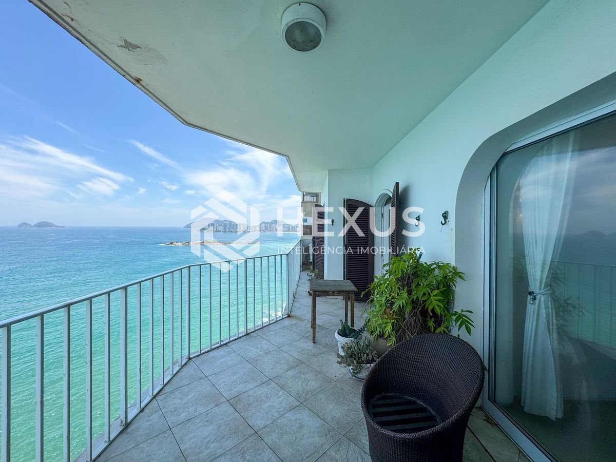 Foto 3 de Apartamento reformado frente mar com varanda na Praia das Pitangueiras, Guaruja
