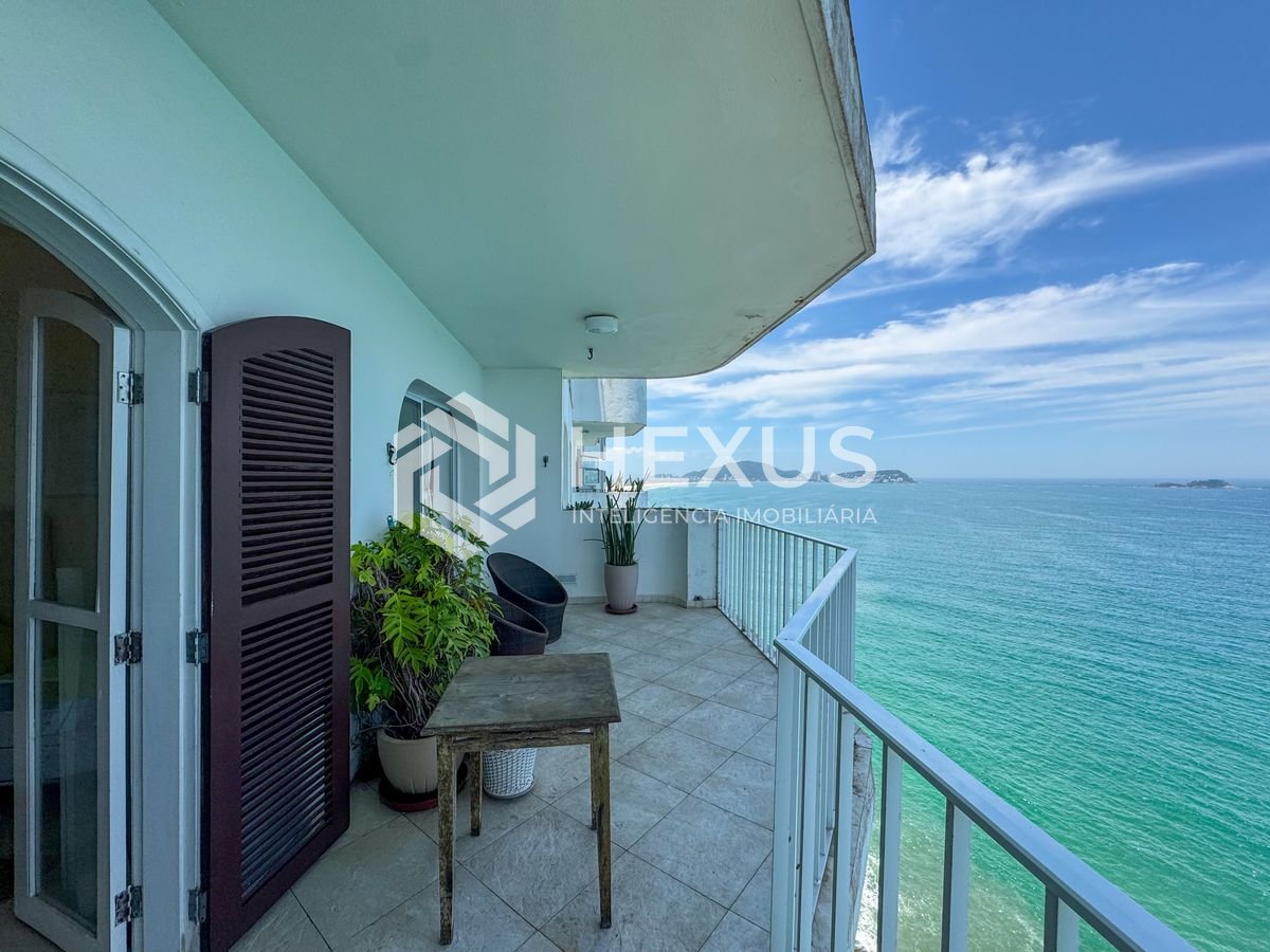 Foto 4 de Apartamento reformado frente mar com varanda na Praia das Pitangueiras, Guaruja
