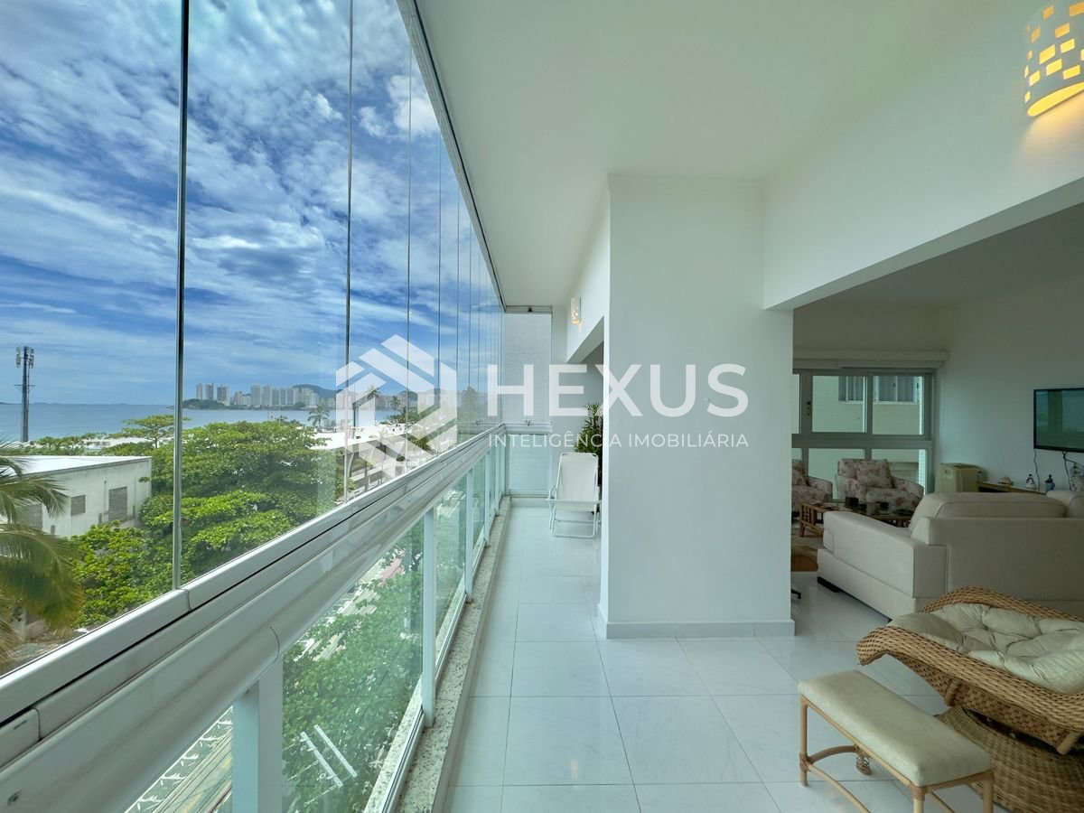 Foto 3 de Apartamento frente mar reformado com varanda e lazer na Praia das Pitangueiras, Guaruja