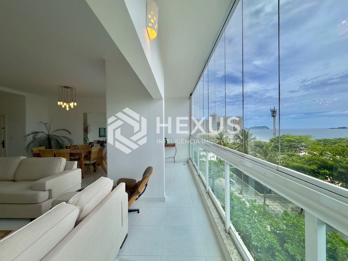 Foto 4 de Apartamento frente mar reformado com varanda e lazer na Praia das Pitangueiras, Guaruja