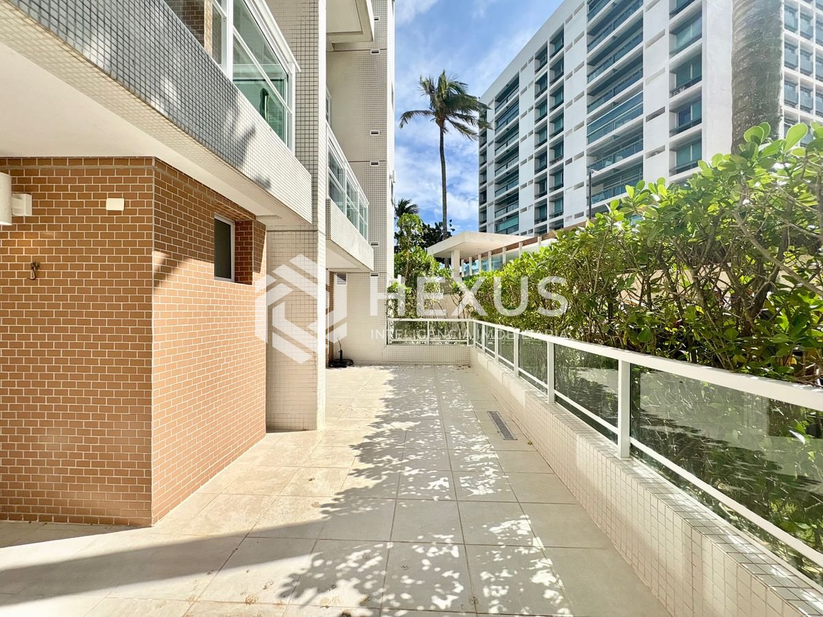 Foto 2 de Apartamento com quintal e área gourmet com lazer de clube na beira mar da Praia da Enseada, Guaruja