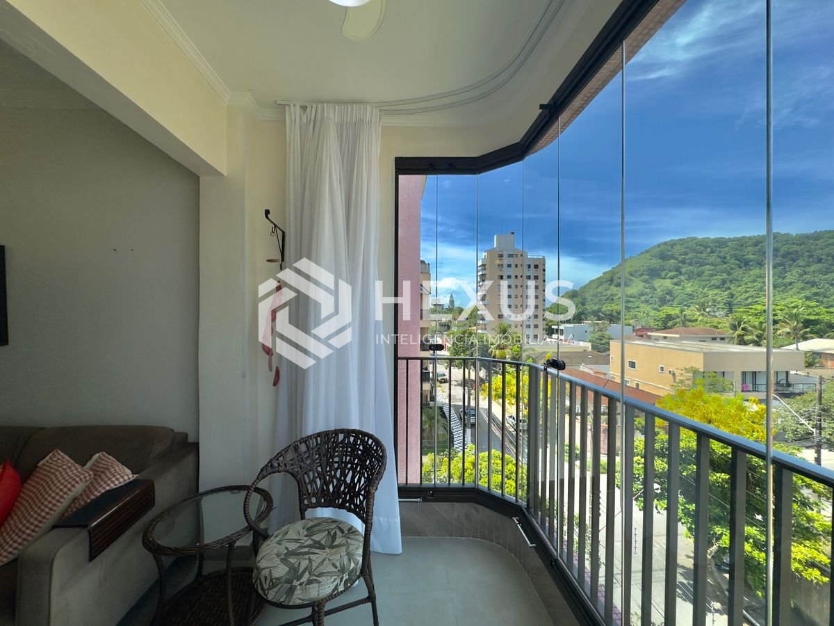 Foto 3 de Apartamento reformado com varanda na Praia do Tombo, Guaruja