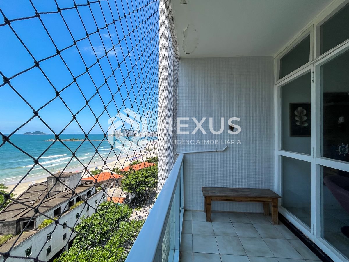 Foto 2 de Apartamento frente mar com varanda na Praia das Pitangueiras, Guaruja