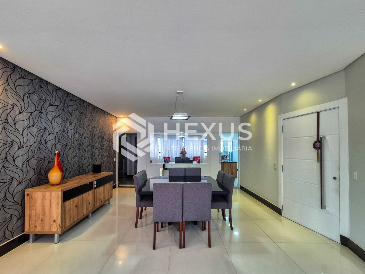 Foto 2 de Apartamento reformado com varanda e lazer na Praia das Pitangueiras, Guarujá
