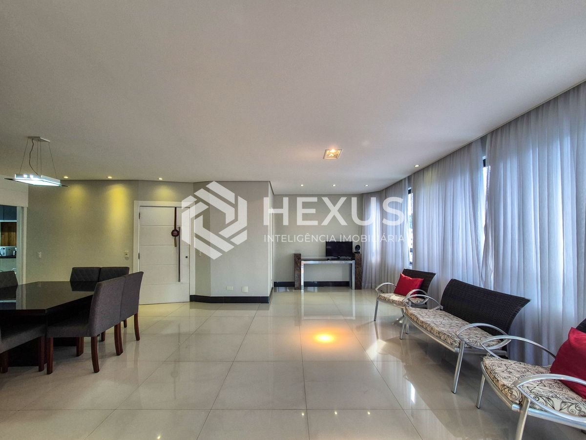 Foto 4 de Apartamento reformado com varanda e lazer na Praia das Pitangueiras, Guarujá