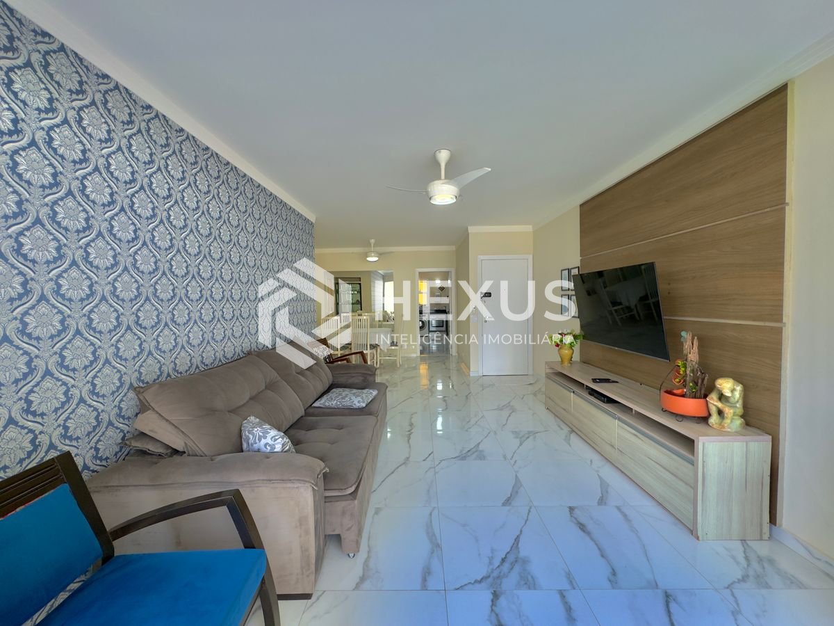 Foto 2 de Apartamento reformado com varanda e lazer na Praia das Pitangueiras, Guaruja