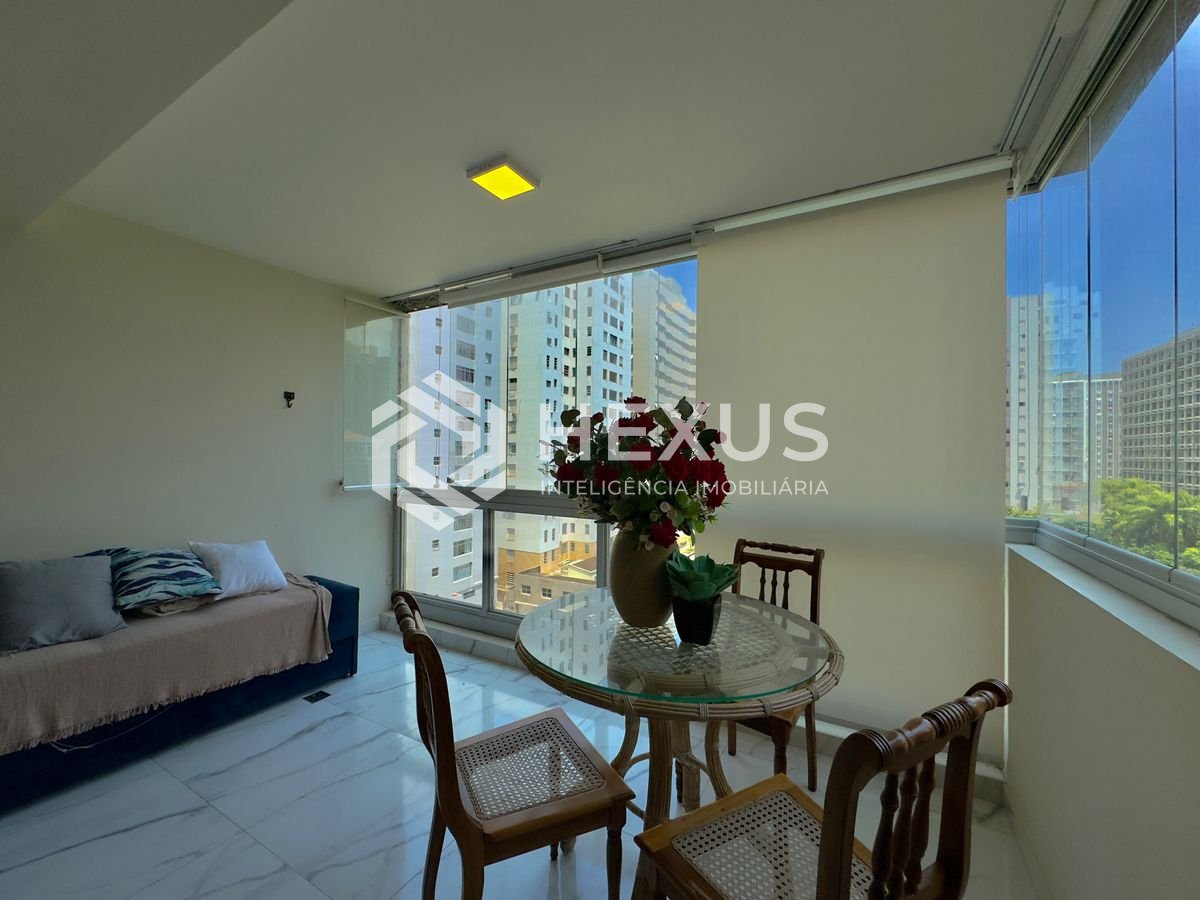 Foto 3 de Apartamento reformado com varanda e lazer na Praia das Pitangueiras, Guaruja
