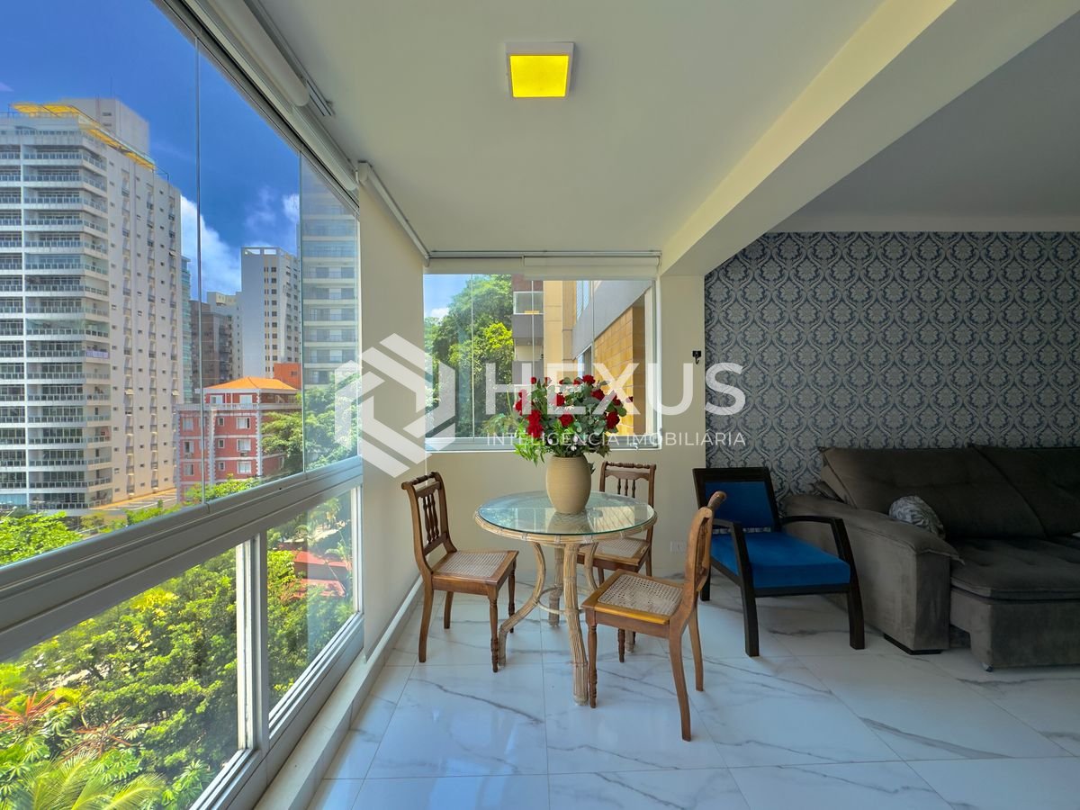 Foto 4 de Apartamento reformado com varanda e lazer na Praia das Pitangueiras, Guaruja