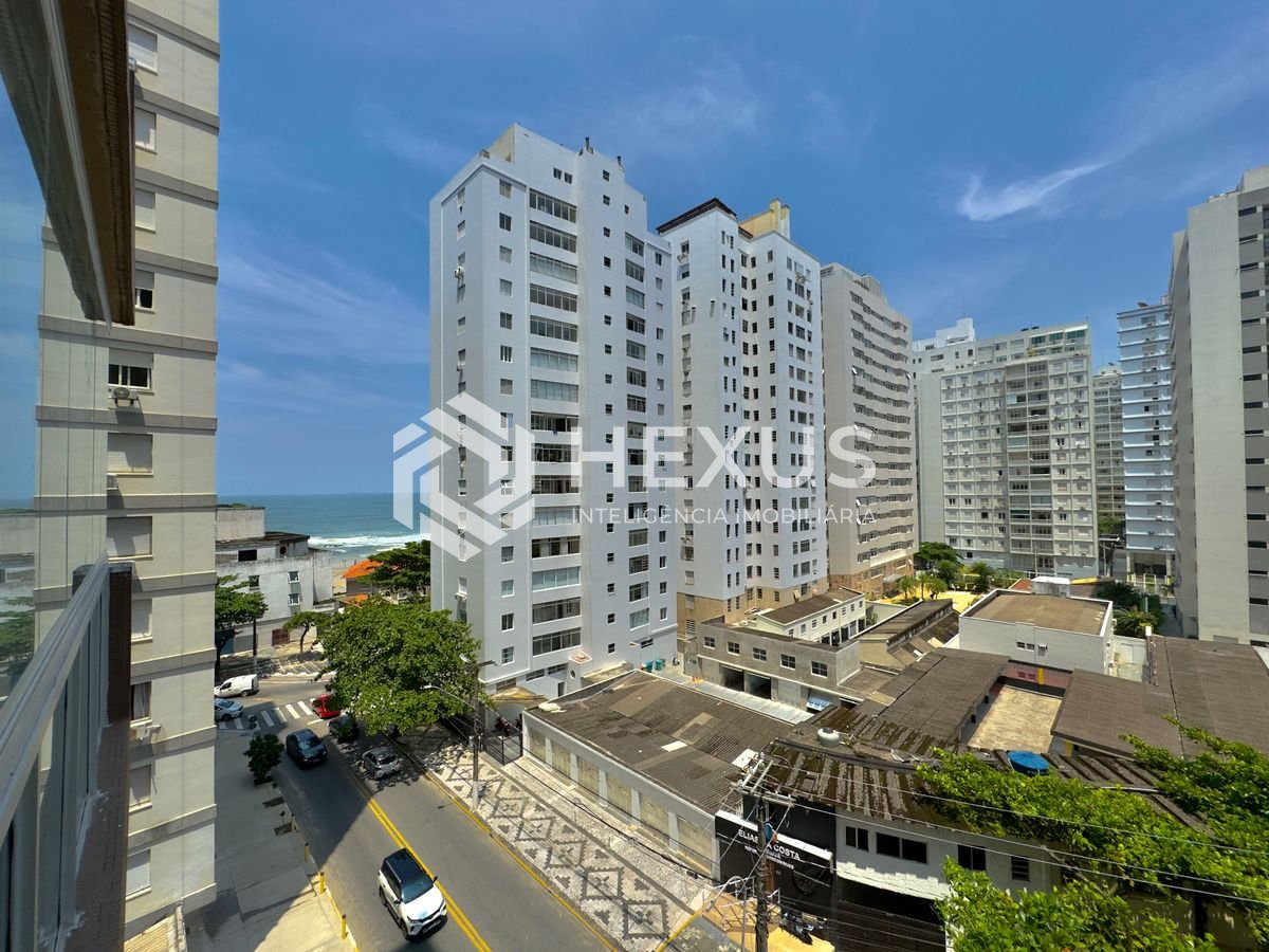 Foto 5 de Apartamento reformado com varanda e lazer na Praia das Pitangueiras, Guaruja
