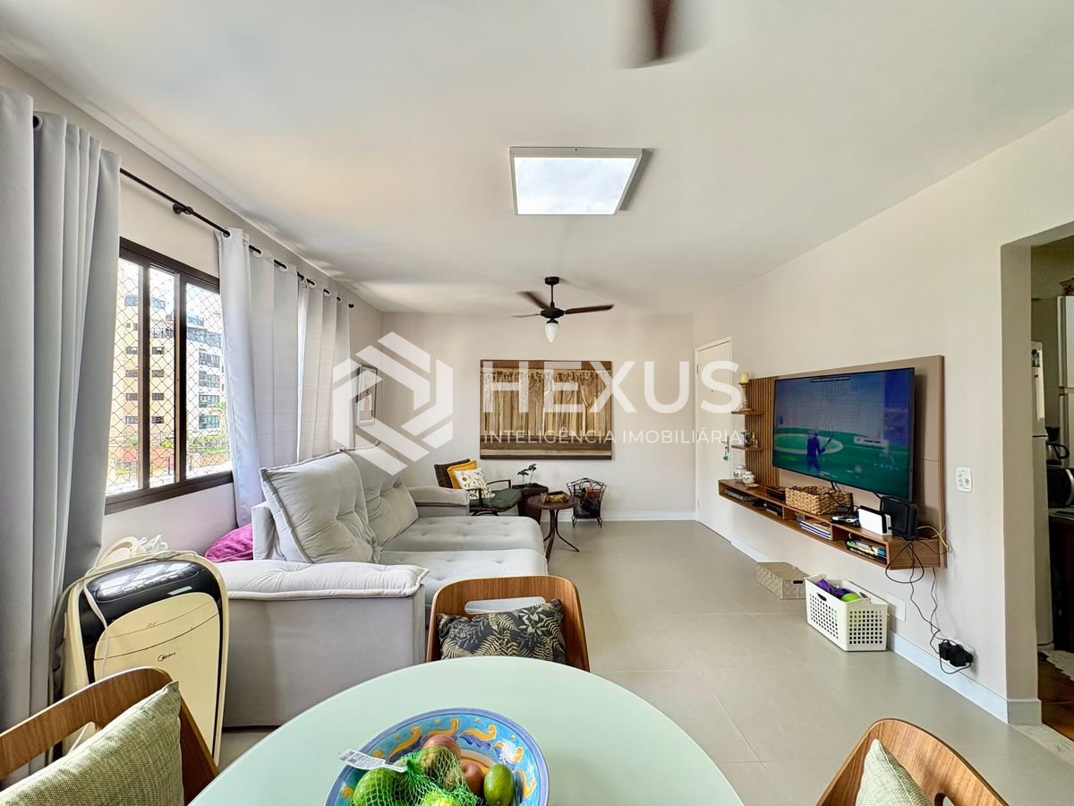 Foto 2 de Apartamento reformado com varanda na Praia da Enseada, Guaruja