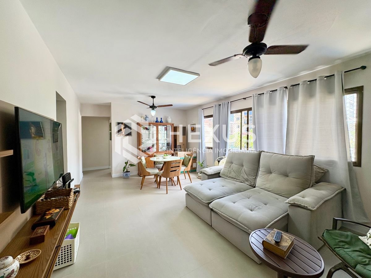Foto 3 de Apartamento reformado com varanda na Praia da Enseada, Guaruja