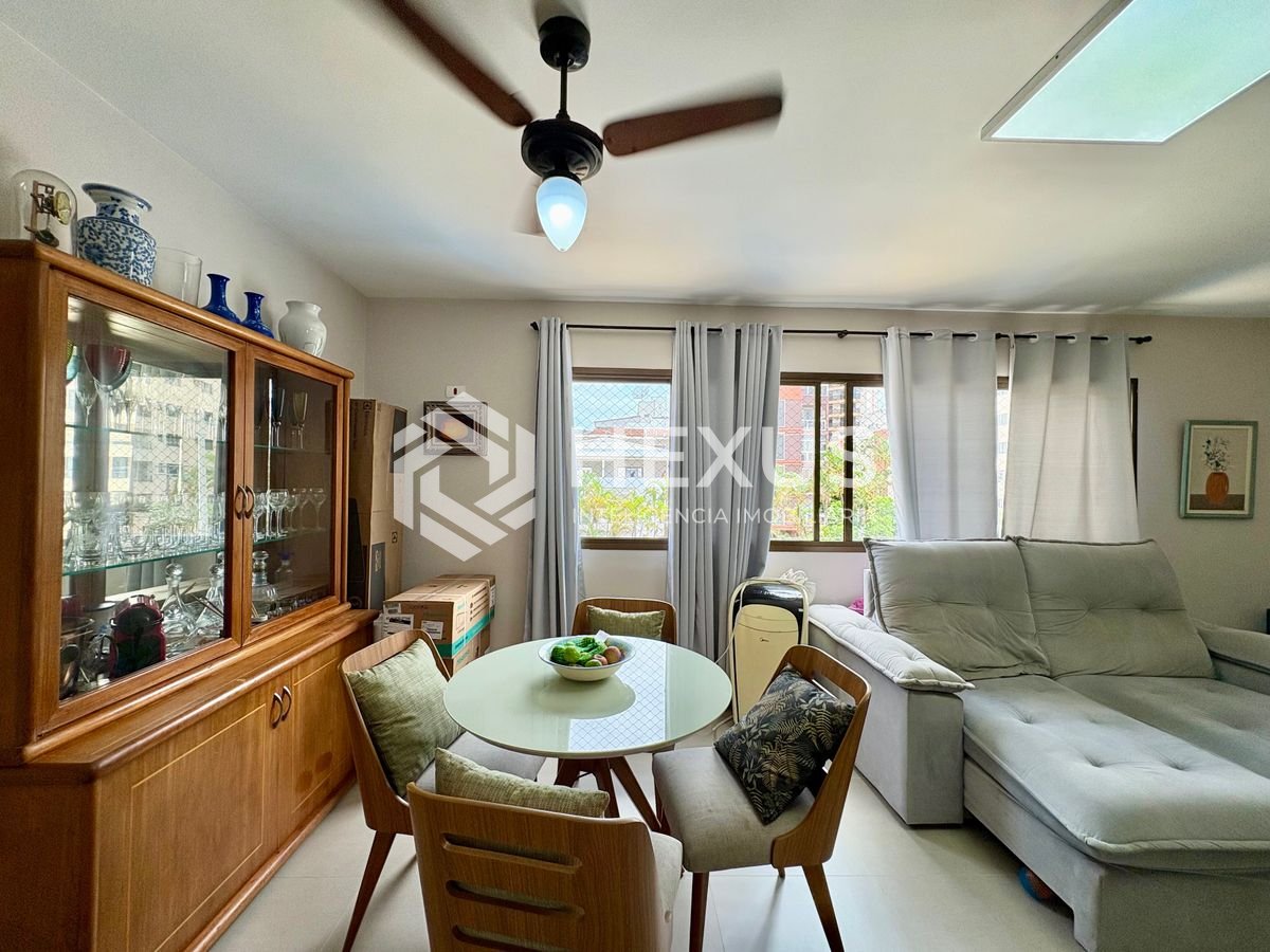 Foto 4 de Apartamento reformado com varanda na Praia da Enseada, Guaruja