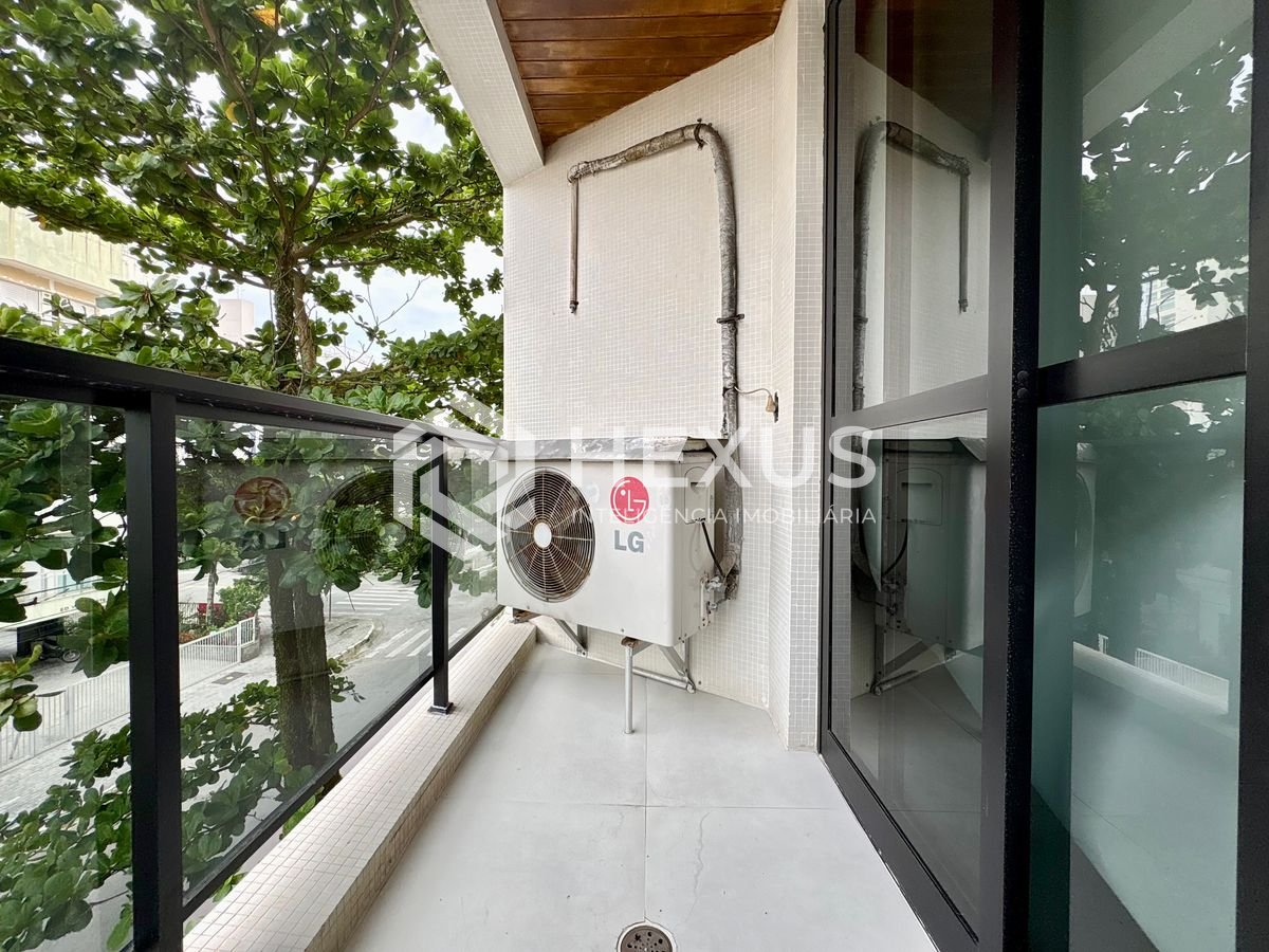Foto 4 de Apartamento com varanda na Praia da Enseada, Guaruja