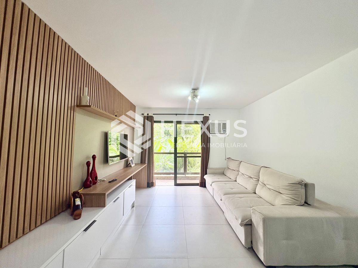Foto 2 de Apartamento reformado com varanda na Praia da Enseada, Guaruja
