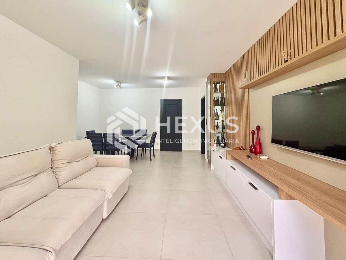 Foto 3 de Apartamento reformado com varanda na Praia da Enseada, Guaruja