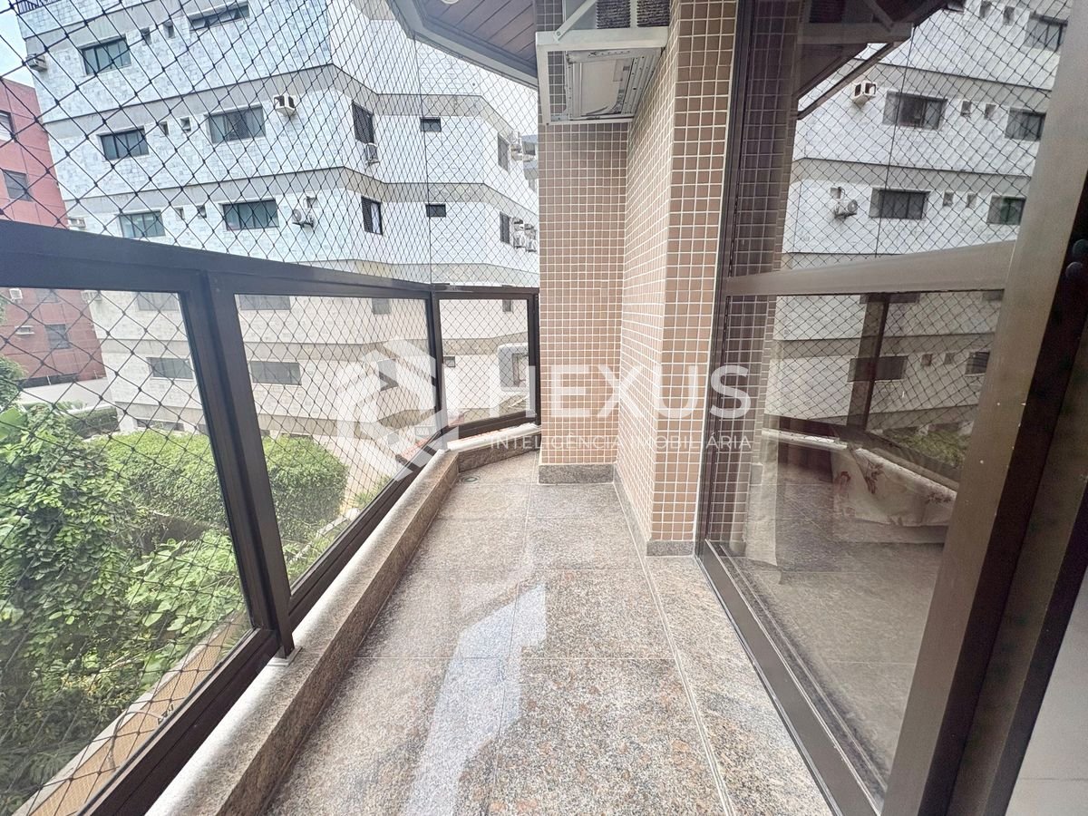 Foto 4 de Apartamento reformado com varanda na Praia da Enseada, Guaruja