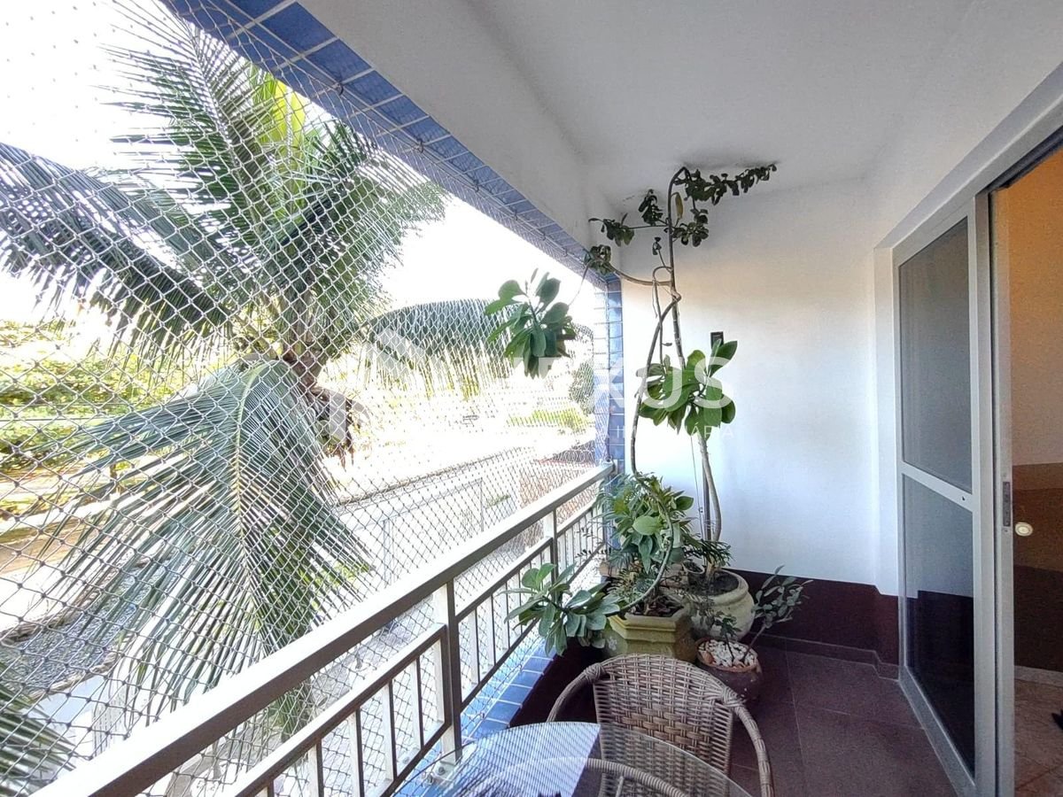Foto 2 de Apartamento reformado com varanda na Praia da Enseada, Guaruja