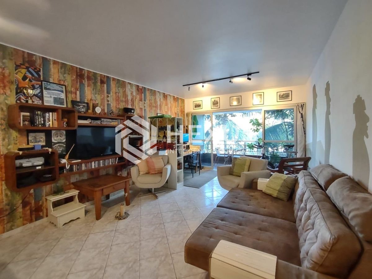 Foto 3 de Apartamento reformado com varanda na Praia da Enseada, Guaruja