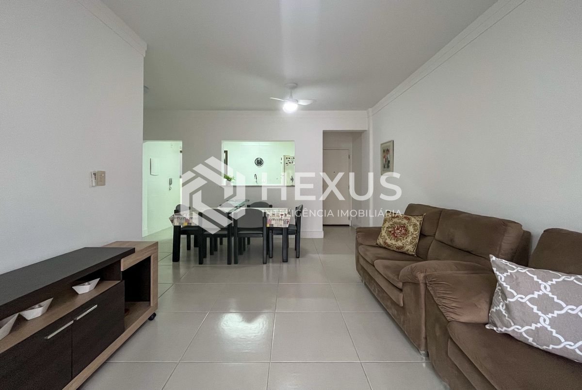Foto 3 de Apartamento reformado com varanda na Praia do Tombo, Guaruja