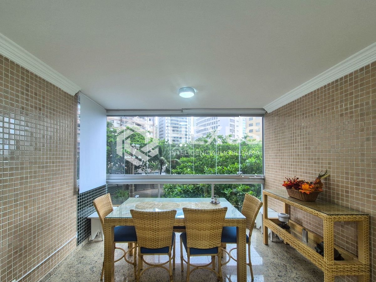 Foto 2 de Apartamento reformado com varanda a venda na quadra da praia das Pitangueiras