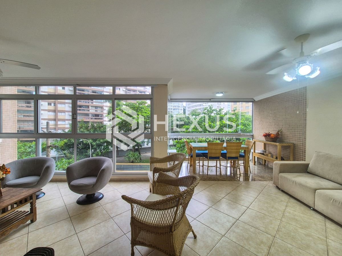 Foto 5 de Apartamento reformado com varanda a venda na quadra da praia das Pitangueiras