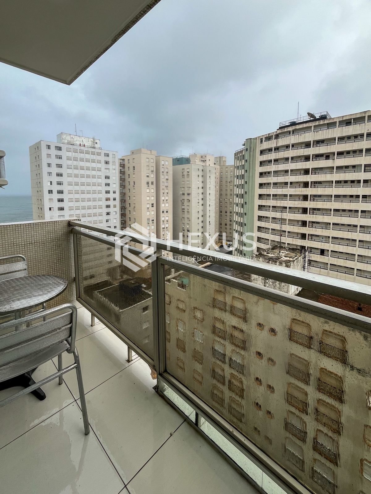 Foto 4 de Apartamento reformado com varanda na beira mar da Praia das Pitangueiras, Guaruja