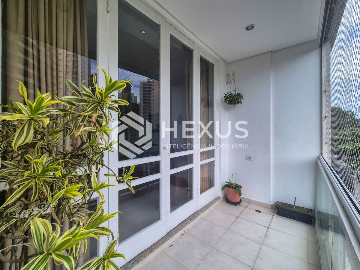 Foto 5 de Apartamento com varanda e vista mar na beira mar da Praia das Pitangueiras, Guaruja