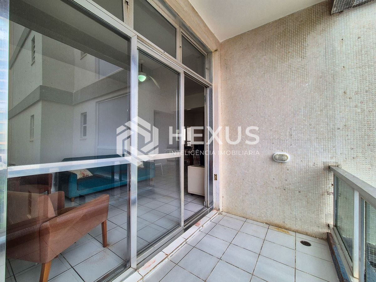 Foto 5 de Apartamento beira mar com varanda na Praia das Pitangueiras, Guaruja