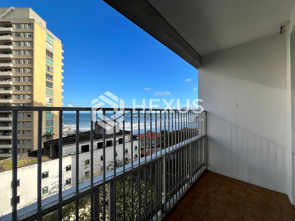 Foto 5 de Apartamento frente mar com varanda na Praia das Pitangueiras, Guaruja